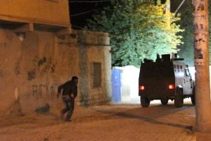 Yol kapatan PKK sempatizanlarına polis m&uuml;dahalesi