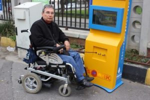 Engelli ara&ccedil;larına sokakta şarj desteği
