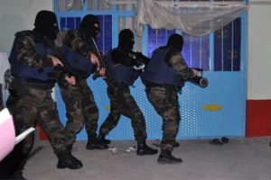 İstanbul'da ter&ouml;r operasyonları: 20 g&ouml;zaltı