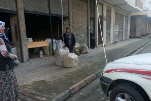 &Ccedil;atıya odunlar kamyon yardımı ile &ccedil;ıkarıldı