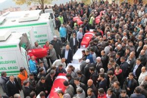 'Oğlum y&uuml;zme de bilmezdi' diyen anne oğlunu toprağa verdi