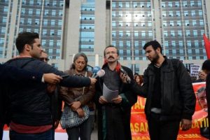 'Yargılama g&ouml;r&uuml;nt&uuml;s&uuml; altında bir oyun sergileniyor'