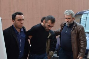 Kız arkadaşının kafasına sıktı!