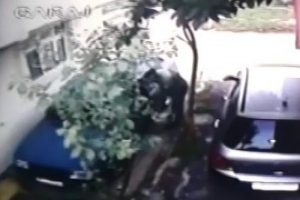 Bursa'da 'oto fareleri' g&uuml;venlik kamerasına yakalandı!