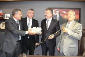 Hemşehrilerinden Saral'a baston ve sarımsak