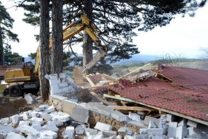 Uludağ'daki ka&ccedil;ak yapılar yıkıldı
