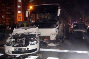 Freni boşalan otob&uuml;s kırmızı ışıkta bekleyen ara&ccedil;ları bi&ccedil;ti