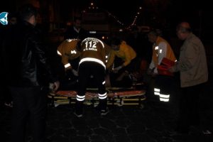 Minib&uuml;sle otomobil &ccedil;arpıştı: 7 yaralı