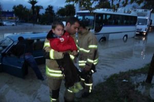 Sağanak yağmur hayatı fel&ccedil; etti
