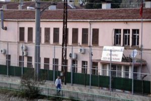 O cezaevi yıkım i&ccedil;in boşaltılıyor