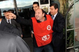 Meclis &ouml;n&uuml;nde arbede!