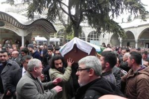 &Uuml;niversiteliyi &ouml;ld&uuml;ren s&uuml;r&uuml;c&uuml; g&uuml;venlik kamerasında