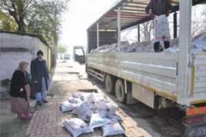 İneg&ouml;l Kaymakamlığı'ndan k&ouml;m&uuml;r yardımı