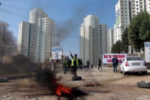 Parasını alamayan inşaat &ouml;ğrencileri yol kapattı