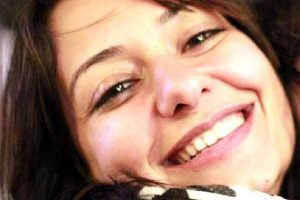 Evinde &ouml;l&uuml; bulunan Esra &ouml;ğretmenin yakınları şokta