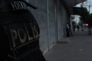 PKK'lı ka&ccedil;ınca 4 polis a&ccedil;ığa alındı