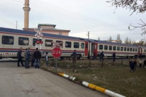 Tren otomobile &ccedil;arptı: 1 &ouml;l&uuml;, 3 yaralı