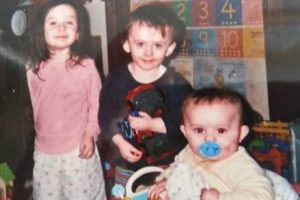 &Ouml;ld&uuml;rd&uuml;ğ&uuml; &ccedil;ocuklarının &uuml;st&uuml;ne 'Sizi seviyorum' yazdı