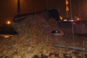 Kamyondaki tuğla otomobilin &uuml;zerine devrildi