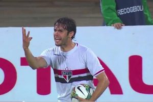 Hakem Kaka'yı &ccedil;ıldırttı!