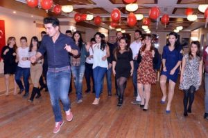 Yabancılık &ccedil;ekmesinler diye 'T&uuml;rk Gecesi'