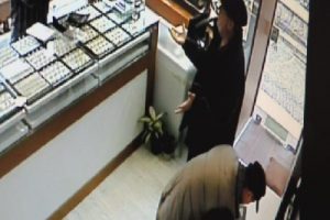 Kuyumcuyu tam 75 bin dolar dolandırmışlar!