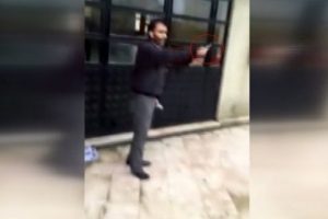 Sinir krizi ge&ccedil;iren veli bı&ccedil;akla okul bastı