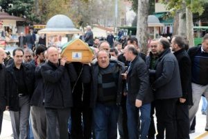 Acılı işadamı oğlunu g&ouml;zyaşlarıyla uğurladı