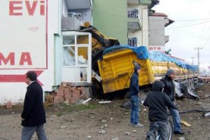 TIR binaya &ccedil;arptı s&uuml;r&uuml;c&uuml;s&uuml; yaralandı