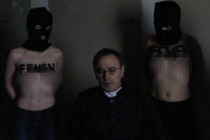 FEMEN, Papaz ka&ccedil;ırdı!