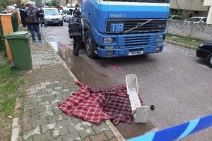 Geri manevra yaparken eşini ezdi