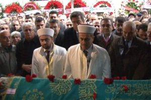 Deniz Gezmiş'in annesi son yolculuğuna uğurlandı