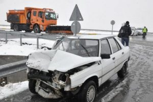 Otomobil kar k&uuml;reme kamyonuna &ccedil;arptı!