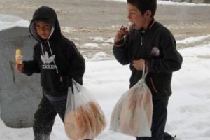 Hakkari'de k&ouml;y yolları kardan kapandı