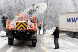 Uludağ'da kayan vin&ccedil; yolu kapattı