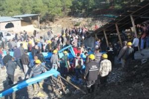 Madenci ailelerine aylık bağlandı