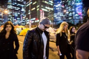 &Uuml;nl&uuml; akt&ouml;r Honk Kong'da protestocuları ziyaret etti