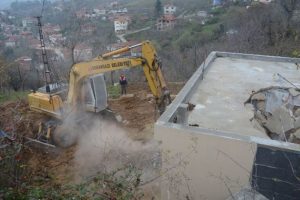 Uludağ'da ka&ccedil;ak yapılar yıkılıyor