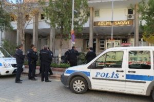 Silahlı saldırganlara adliye &ouml;n&uuml;nde saldırı