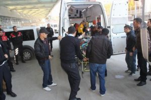 Polisleri taşıyan ara&ccedil; takla attı: 3 yaralı