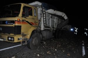 Yolcu otob&uuml;s&uuml; yol &uuml;zerine park edilen kamyona &ccedil;arptı