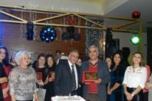 G&ouml;revden alınan m&uuml;d&uuml;rlerini plaketle uğurladılar