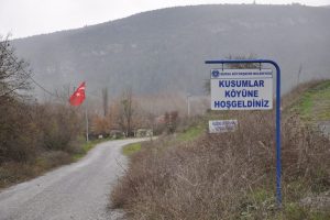 Hayalet k&ouml;y&uuml;n hem imamı hem bek&ccedil;isi