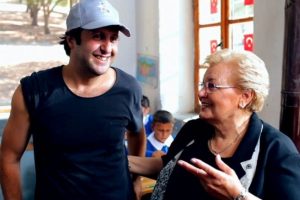 &Uuml;nl&uuml; oyuncudan ilkokul &ouml;ğretmenine b&uuml;y&uuml;k jest