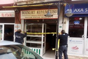 Bursa'da maskeli hırsızlar duvarı delip...