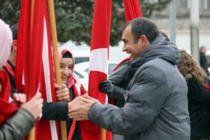 &Ouml;ğrencilerinin &uuml;ş&uuml;yen ellerini ısıttı