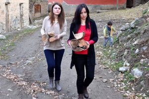 Odun kırıp soba yakan 'eğitim melekleri'