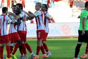 Antalyaspor evinde kazanıyor
