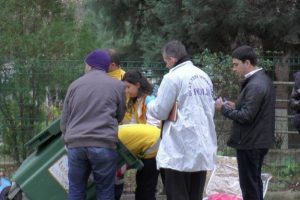 Bebeğini &ccedil;&ouml;pe atan anneden kan donduran ifade!