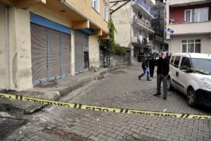 Kaldırımda otururken kurşun yağmuruna tutuldular